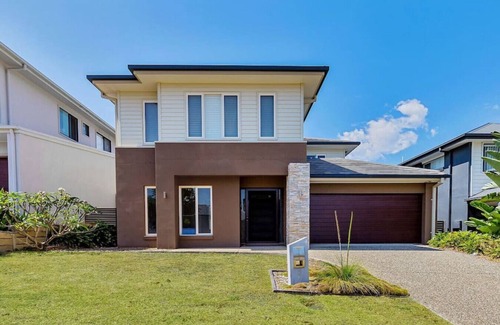 Rochedale House | Home away from home, Grand Family Mansion