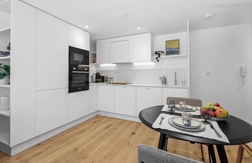 Eastbourne City Centre Apartment | Home Away from Home Stylish Apartment Retreat