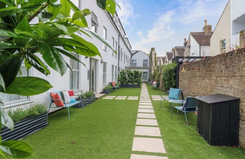 Eastbourne City Centre Apartment | Home Away from Home Stylish Apartment Retreat