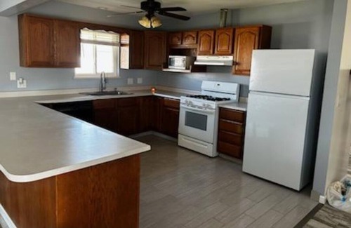 Lemoore House | Home Away From Home W/Pool