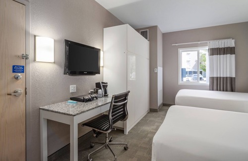 Medicine Hat Hotel | Home Inn Express - Medicine Hat