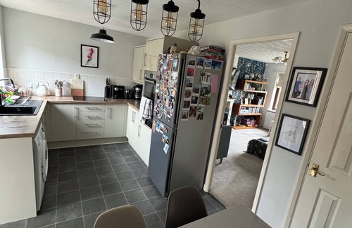 Pontefract House | Home-like 2-bedroom house with EV Charger & WiFi in Pontefract