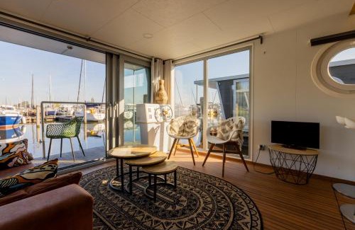 Dinteloord Boat Rental | Home of the Houseboat - Zen