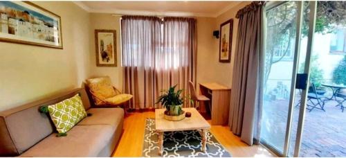 Pinelands Apartment | Home On Uitvlugt - Peaceful leafy garden flat with sunny lounge