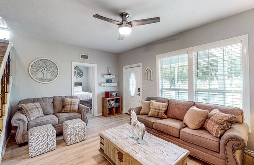 Texas City House | Home short drive to Texas City Dike, Galveston Island, Kemah Boardwalk & NASA