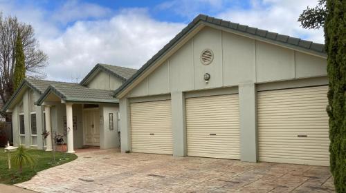 Swan Hill House | HOME STAY on HIGH -Private Home - Queen Room Private Bathroom