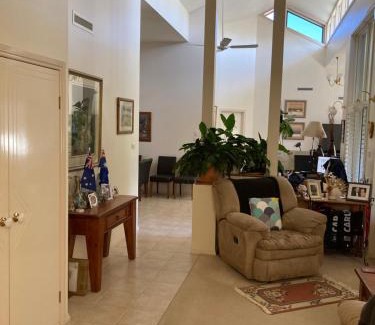Swan Hill House | HOME STAY on HIGH -Private Home - Queen Room Private Bathroom