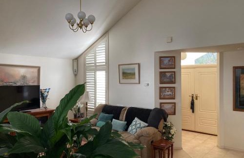 Swan Hill House | HOME STAY on HIGH -Private Home - Queen Room Private Bathroom