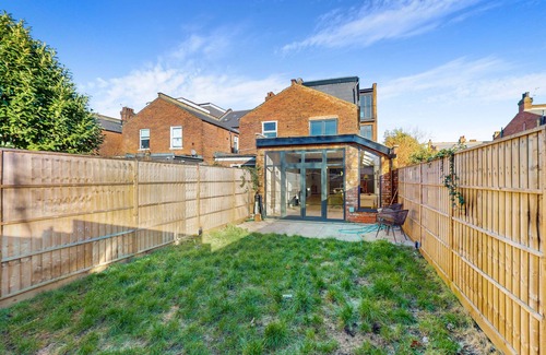 Harlesden House | Home with Free Parking & Garden - 8min to tube