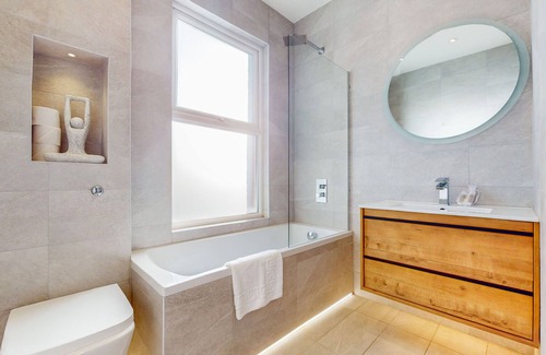 Harlesden House | Home with Free Parking & Garden - 8min to tube