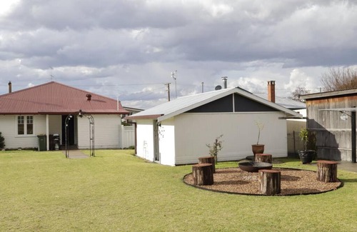 Tenterfield House | Homely 2-Bed Cottage Near Tenterfield Centre