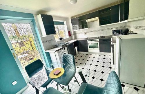 Kidlington House | Homely 2 bedroom house, parking