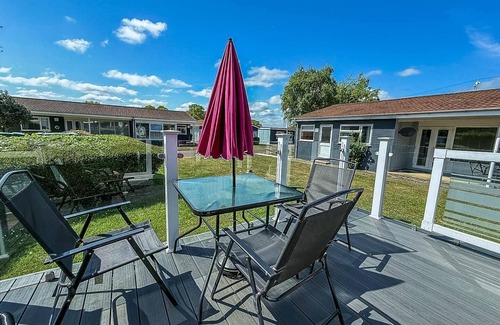 Oulton Broad Ski Chalet | Homely chalet on a Brilliant holiday park in Lowestoft ref 12004B