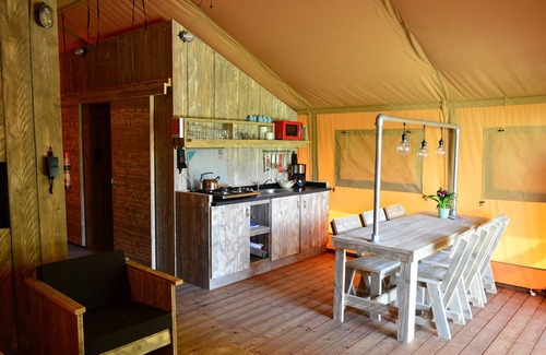 's-Gravenzande House | Homely tent with kitchen and shower near the beach