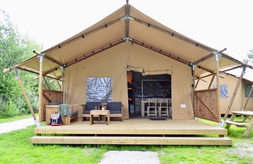 's-Gravenzande House | Homely tent with kitchen and shower near the beach
