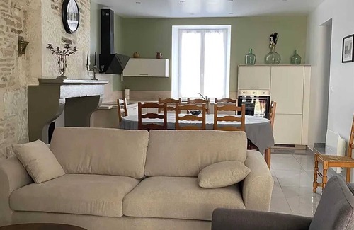 Les Riceys House | Homerez - Charming house in Les Riceys with private courtyard