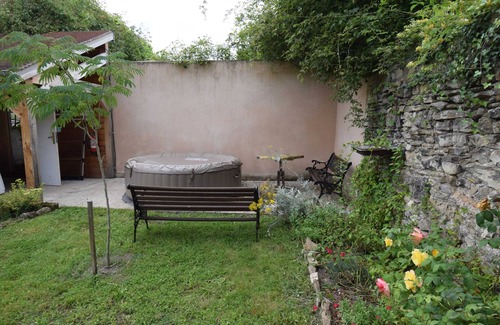 Souvigny House | Homerez - Charming house in Souvigny with jacuzzi