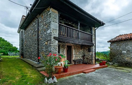 Cangas de Onis House | Homerez - Family House, Isongo, Fireplace