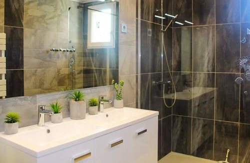 Poids-de-Fiole House | Homerez - House 11 km away from the beach for 9 ppl. with spa at Poids-de-Fiole