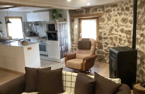Saint-Romain House | Homerez - House in Saint-Romain.