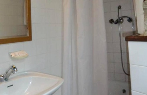 Torre de Moncorvo House | Homerez - Nice house for 4 ppl. with shared pool and garden at Torre de Moncorvo