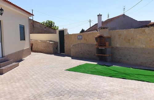 Penela Villa | Homerez - Villa for 4 ppl. with swimming-pool, garden and terrace at Espinhal