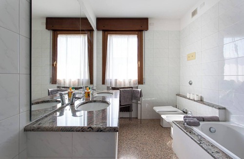 Legnaro House | Homerez - Villa Legnaro w/Pool.