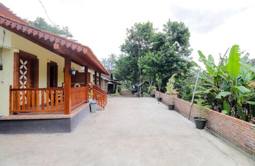 Borobudur Hotel | Homestay Nike Bed
