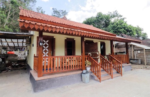 Borobudur Hotel | Homestay Nike Bed