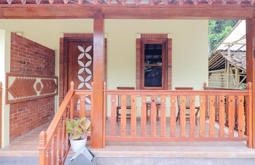 Borobudur Hotel | Homestay Nike Bed