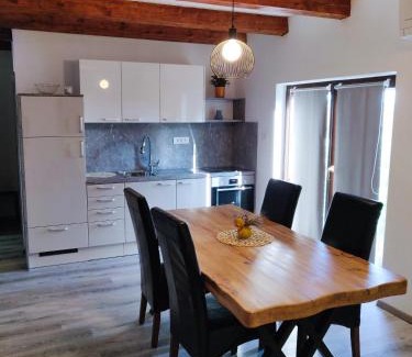 Komen Apartment | Homestead Zavadlal - Domačija Zavadlal