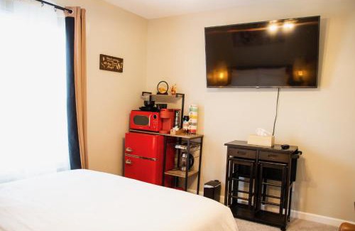 Whittaker House | HomeTel Premium Guest Suite w/Private Entrance