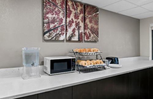 Flint Hotel | HomeTowne Studios by Red Roof Flint