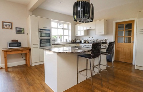 Knott End-on-Sea House | HOMEWOOD, pet friendly, with hot tub in Garstang