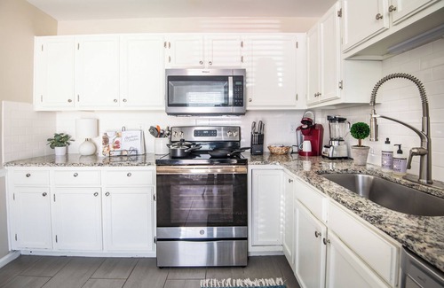 Homewood House | Homewood Townhome-2.5 Baths/King Beds/Free Parking