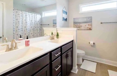 Selma House | Homey 4BD Huge Backyard in Quiet Neighborhood