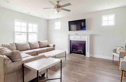 Selma House | Homey 4BD Huge Backyard in Quiet Neighborhood