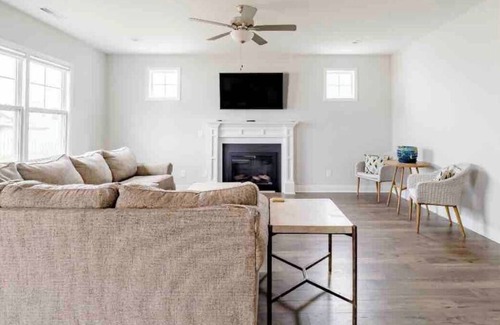 Selma House | Homey 4BD Huge Backyard in Quiet Neighborhood