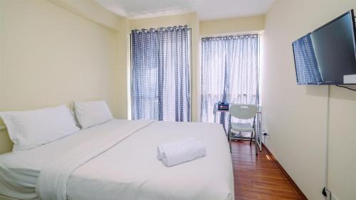 Kayu Putih Apartment | Homey and Cozy Living Studio Room at Tifolia Apartment By Travelio