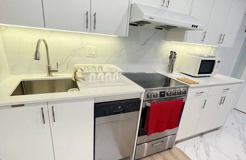 Arbutus Ridge House | Homey room located at Arbutus, Vancouver West. Quiet and comfortable .