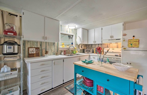 Homosassa House | Homosassa Retreat w/Sunroom & Canal Views!