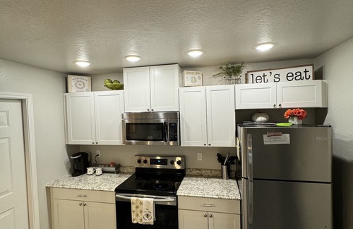 Mena Cottage | Honey Bee Cottage, ez trailer parking 🔥place, king, paved,🔥pit , Fast WIFI 3tvs