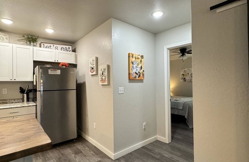 Mena Cottage | Honey Bee Cottage, ez trailer parking 🔥place, king, paved,🔥pit , Fast WIFI 3tvs