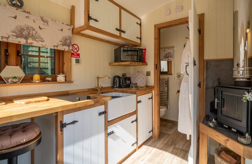 Hawkshead Cabin | Honey Bee Shepherd's Hut - Wood-fired Hot Tub