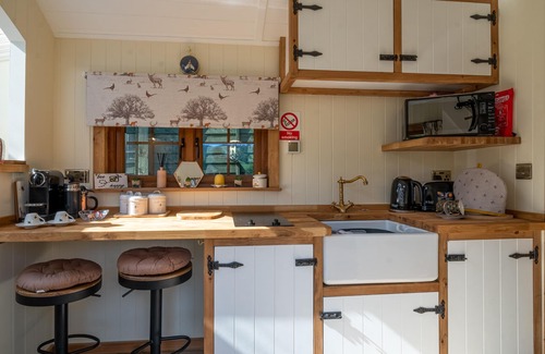 Hawkshead Cabin | Honey Bee Shepherd's Hut - Wood-fired Hot Tub
