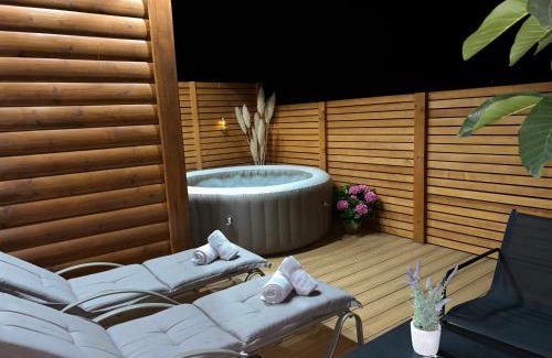 Canton 10 Ski Chalet | Honey Glamping Resort with jacuzzi