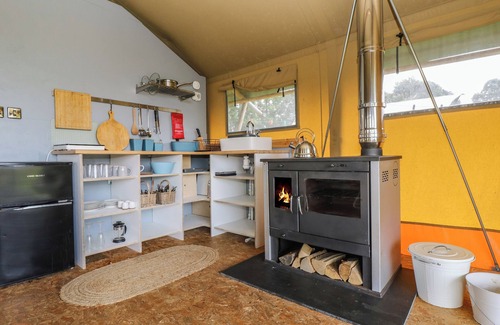 Grampound Cottage | HONEY @ STARS & EMBERS GLAMPING, pet friendly in Grampound
