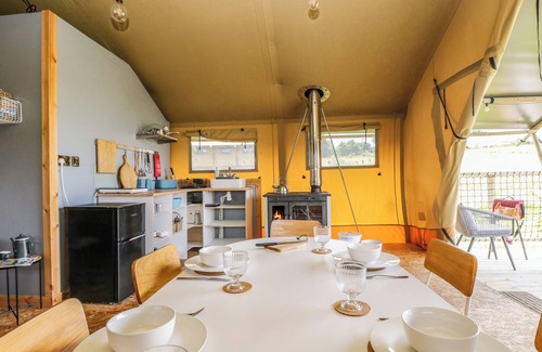 Grampound Cottage | HONEY @ STARS & EMBERS GLAMPING, pet friendly in Grampound
