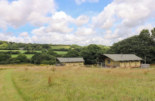 Grampound Cottage | HONEY @ STARS & EMBERS GLAMPING, pet friendly in Grampound