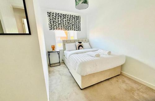 Willesborough House | Honeybee Haven Retreat - 3 Bed House